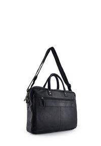 Černá kožená aktovka s dvojitými uchy a nastavitelným popruhem. Obsahuje přední kapsu na zip a stříbrné kovové doplňky. Hladký povrch.