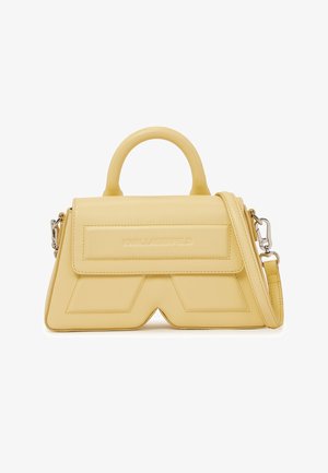 Keltainen nahkainen käsilaukku, jossa on jämäkkä muotoilu, yläkahva, irrotettava hihna ja kohokuvioitu etukansi, jossa on painettu logoyksityiskohta.
