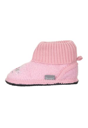 Zachte roze babybootie met gebreide boord, gestructureerde stof, zwarte zool en geborduurd detail aan de voorkant.