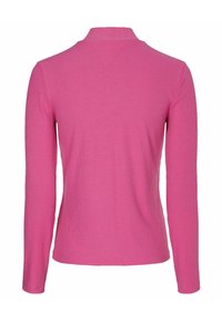 Långärmad, ribbad topp i klar rosa färg, med hög halsringning och en figurnära silhuett. Materialet verkar mjukt med en texturerad yta.