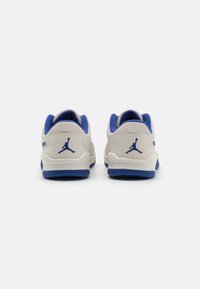 Sneaker grigie e blu con una tomaia testurizzata, collo imbottito e lacci piatti. Presentano accenti blu e il logo Jumpman sul tallone.