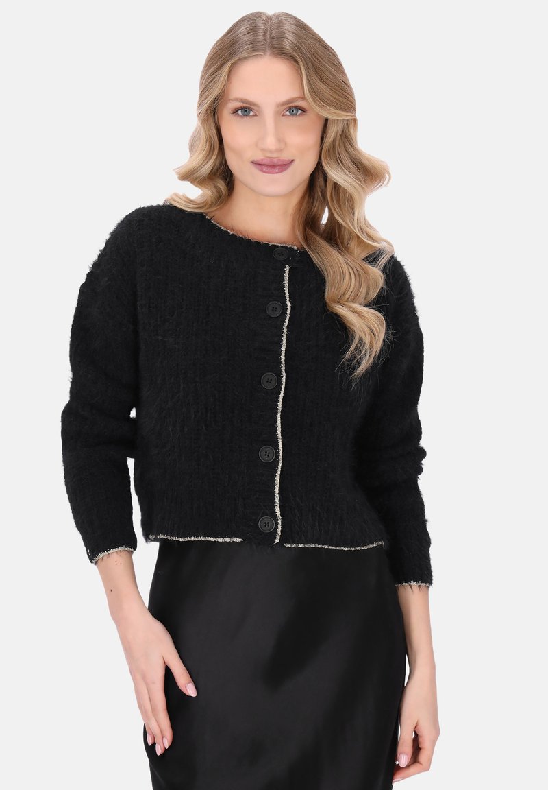 Zwarte cropped cardigan van textuurstof, met ronde halslijn en zilveren stiksel langs de knopenlijst. Voorzien van vier zwarte knopen.