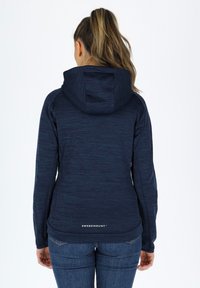 Marineblauwe hoodie van textuurstof met een aansluitend ontwerp, voorzien van een capuchon en het "SWEDEMOUNT" logo op de onderrug.