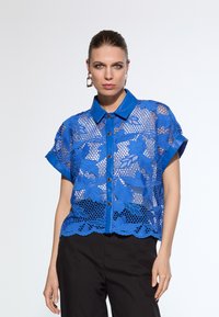 Unselected, electric blue