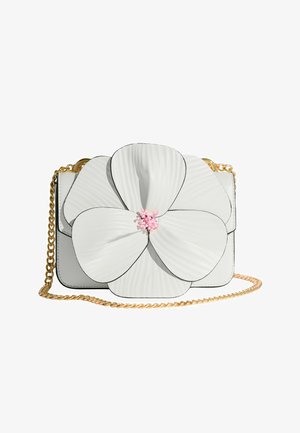 Valge nahast käekott, millel on suur lillemuster mustade ääriste ja roosa keskosaga, kaunistatud kuldse kett-õlapaelaga.