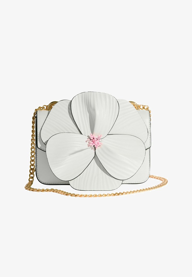 Fehér bőrtáska nagy virágmintával, fekete körvonalakkal és rózsaszín középponttal, arany színű láncpánttal kiegészítve.