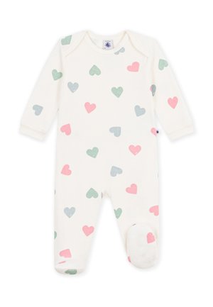 Weißer Baby-Strampler mit langen Ärmeln und Füßen, verziert mit verstreuten rosa, grünen und blauen Herzformen.
