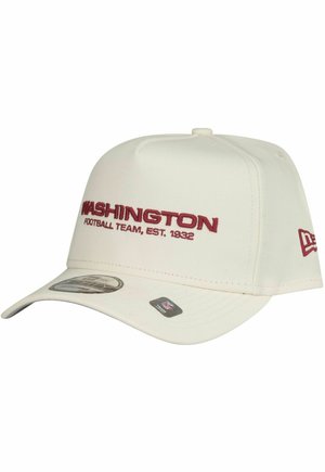 Casquette blanche avec le texte rouge brodé "WASHINGTON FOOTBALL TEAM, EST. 1932" et logo. Fabriquée en un mélange de coton durable. Forme structurée.