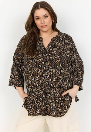 Bluza z leopardjim vzorom v črno-rjavi kombinaciji, z V-izrezom, kapicami do tri četrtine in stranskimi žepi; izdelana iz lahkega blaga.