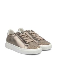 Sneakers metallico rosa oro con dettagli bianchi. Parte superiore liscia e punta lucida con decorazioni in strass. Suola in gomma bianca.