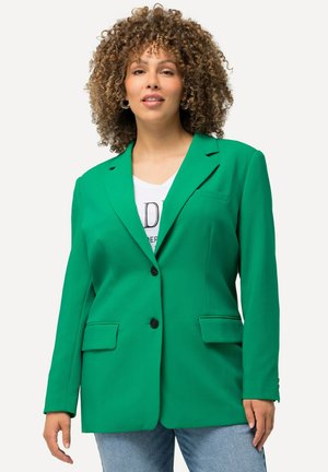 Blazer verde realizzato in tessuto morbido, con rever a punta, due tasche frontali e due bottoni neri. Vestibilità casual con linee pulite.