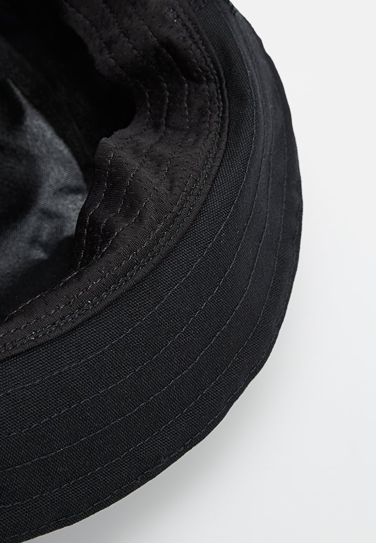 Chapeau seau en tissu noir avec un rebord cousu, doté d'une doublure intérieure lisse et d'un design simple et dépouillé.