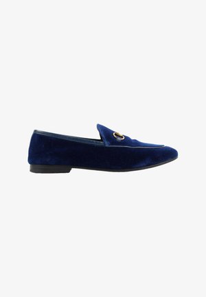 Mocassin en velours bleu foncé pour homme, à enfiler, semelle noire et détail en métal doré sur la tige.