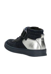 Botte Chelsea en daim marine avec des accents métalliques argentés, bout rond, fermeture à lacets et bande Velcro, dotée d'une semelle en caoutchouc texturée.