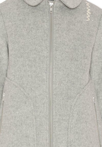 Cappotto grigio in lana con colletto, zip frontale e due tasche inclinate. Progettato con una delicata cucitura decorativa sul lato superiore sinistro.