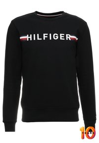 Svart sweatshirt med långa ärmar. Vit text "HILFIGER" över bröstet, markerad av röda och blå ränder på vardera sidan av texten.