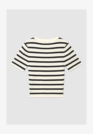Haut en maille à manches courtes avec des rayures horizontales noires et blanches, encolure ronde et silhouette ajustée sur un fond gris clair.