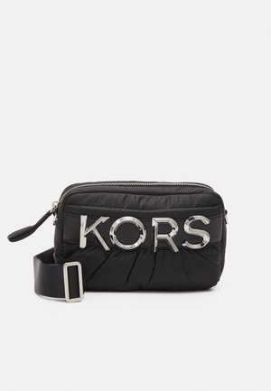 Zwarte gevoerde nylon tas met zilveren "KORS" logo, ritssluiting en een afneembare schouderband. Heeft een gladde textuur en afgeronde hoeken.