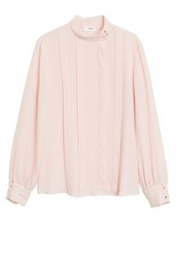 Helle pinkfarbene Bluse mit langen Ärmeln aus einem weichen, fließenden Stoff. Sie hat einen hohen Kragen mit Raffung und zwei-Knopf-Manschetten sowie vertikalen Falten.