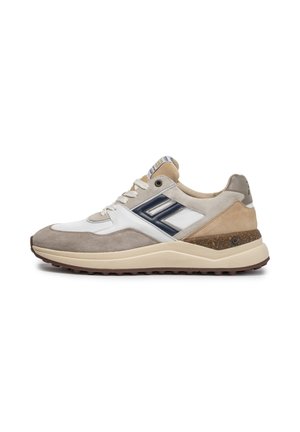 Low-Top-Sneaker mit beigen, weißen und grauen Wildlederpaneelen, marineblauen Akzenten, gepolsterter Sohle und braunem, profiliertem Gummiaußensohle, Seitenansicht.