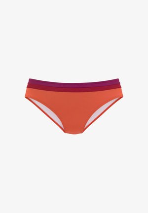 Oranje bikini-bodem met een brede, contrasterende paarse tailleband. Gemaakt van gladde stof, met een klassieke snit en geen zichtbare patronen.