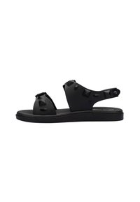 Sandali in gomma nera con un design aperto, borchie decorative, una suola spessa e una soletta testurizzata per il comfort.