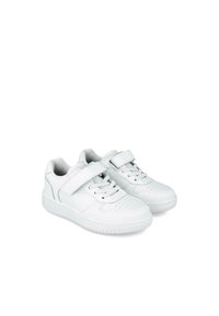 Zapatillas blancas con material sintético suave, puntera redondeada, acentos perforados, diseño con cordones y tira de Velcro para un ajuste fácil.