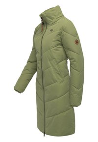 Zielony, ocieplany długi płaszcz z wysokim kołnierzem, przednim zamkiem błyskawicznym i dwoma bocznymi kieszeniami. Posiada naszywkę z logo na lewym rękawie.