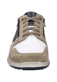 Herren Sneaker aus beigem und weißem Leder mit Wildlederakzenten, ausgestattet mit braunen Schnürsenkeln, einem Reißverschluss und strukturierten Details an den Seiten.