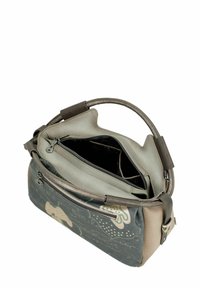 Bolso elegante con exterior de tela gris con estampado, detalles en beige, un asa de cuero suave y múltiples compartimentos interiores.