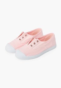 Sneaker slip-on rosa in tela con suole e punte in gomma bianche, dotate di quattro occhietti metallici per la ventilazione. Texture liscia.