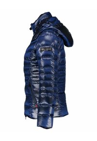 Marineblauwe pufferjas met een glanzende afwerking, voorzien van een capuchon, zakken met rits en een doorgestikt design voor isolatie. Merklogo op de mouw.