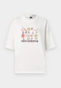 Balta trumpa rankovėmis marškinėliai, pagaminti iš medvilnės; turi spalvingą piešinį su animacinių filmų herojais ir tekstą "new balance" apačioje.