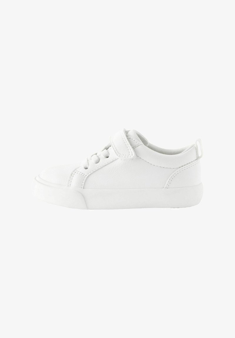 Vita sneakers i läder med slät textur, featuring en kardborreband, snörning och en hälremsa.