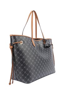 Bolso tote de cuero negro con un patrón geométrico en toda la superficie, acentos de cuero marrón, dos asas largas y un detalle decorativo de borlas.