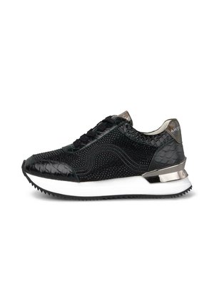 Sneaker nera con motivo rettile testurizzato, rete perforata, accenti metallici e suola in gomma bianca con battistrada per trazione.