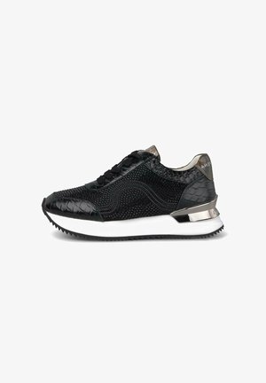 Sneaker nera con motivo rettile testurizzato, rete perforata, accenti metallici e suola in gomma bianca con battistrada per trazione.