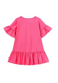 Różowa bawełniana sukienka z krótkimi falbaniastymi rękawami, okrągłym dekoltem i warstwowym dołem z falbaną. Lekki materiał i gładka tekstura.