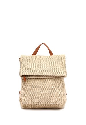 Sac à dos en tissu tissé beige avec grand rabat et poignée en cuir marron sur le dessus, présenté sur fond blanc.