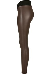 Leggings bruns en tissu brillant et extensible, avec une large ceinture noire. Texture lisse avec un design ajusté.