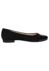 Ballerine in suede nero con punta in vernice nera lucida. Suola piatta, forma arrotondata e design minimalista.