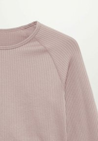 Długi rękaw, top z miękkiej, prążkowanej elastycznej tkaniny, z okrągłym dekoltem w delikatnym różowym kolorze, z subtelną teksturą i raglanowymi rękawami.