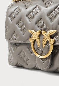 Borsa a tracolla in pelle grigia con motivi in rilievo, chiusura a forma di uccello in tone oro e finitura testurizzata. Design minimalista con dettagli curati.