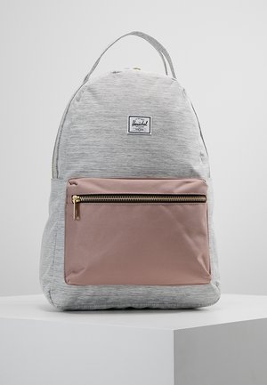 Jasnoszary plecak z tkaniny z dużą przednią kieszenią na suwak w kolorze przygaszonego różu oraz małą metką z nazwą marki blisko górnego środka.