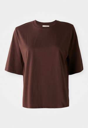 T-shirt marrone oversize a maniche corte con collo rotondo, dalla vestibilità rilassata, esposto su uno sfondo bianco semplice.