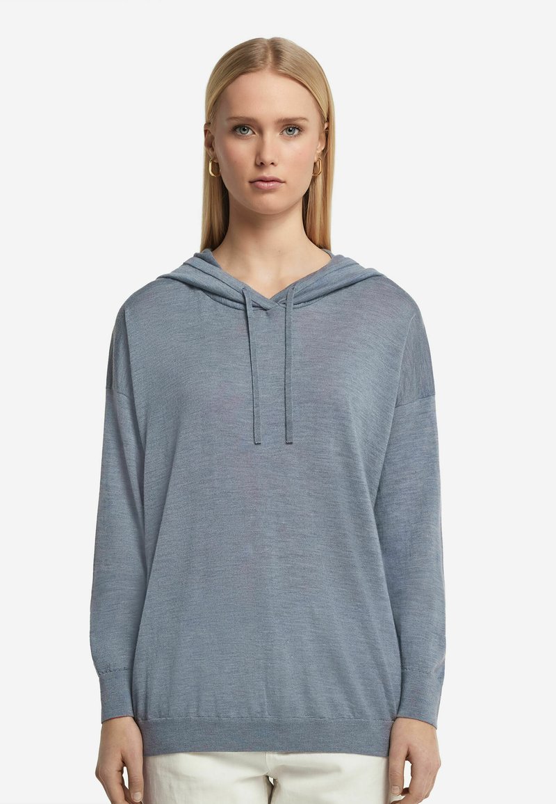 Ljusblå hoodie gjord av ett mjukt, texturerat tyg med dragsko i huvan och långa ärmar, med en avslappnad passform och ribbad nederkant.