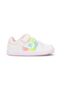 Zapatillas blancas con una textura suave, que cuentan con una correa de color rosa pastel, acentos coloridos en verde, amarillo y naranja, y una suela rosa.