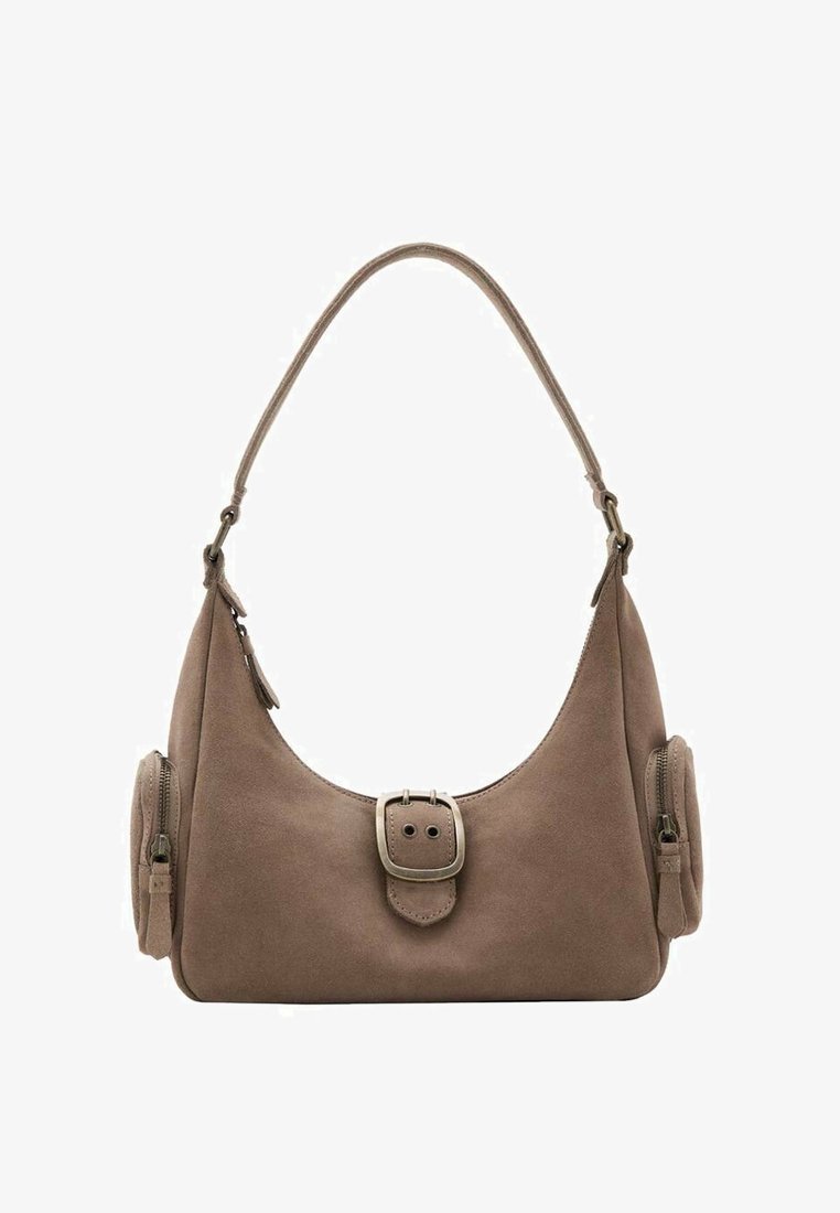 Sac d'épaule en daim marron avec une forme courbée, une large sangle et deux poches latérales zippées. Présente un détail de boucle proéminent au centre.