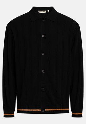 Czarny kardigan na guziki z długim rękawem, z subtelną pionową fakturą, kołnierzykiem oraz cienkimi pomarańczowymi paskami na mankietach i dolnym brzegu.