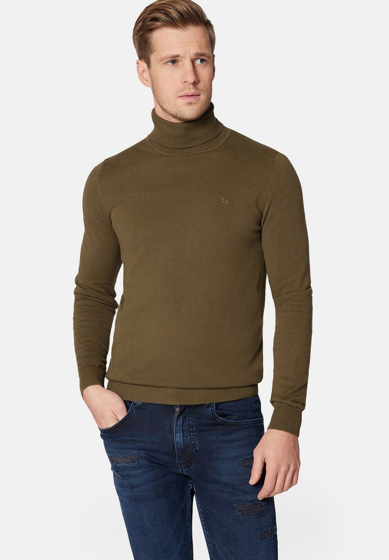 Zielona oliwkowa sweter z golfem wykonany z dzianiny, dopasowany krój, ściągacze przy mankietach i u dołu, z małym logo na piersi.